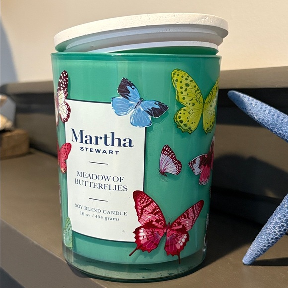 Martha Stewart Meadow of Butterflies Soy Blend Candle 16 ounces 2 wick NWOT - Picture 6 of 8